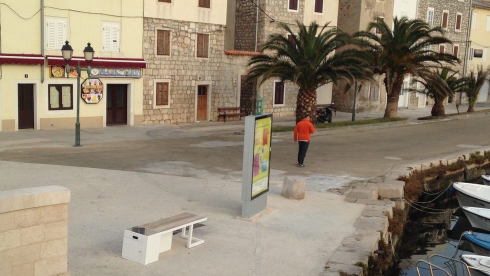 U Zadarskoj županiji postavljene solarne klupe
