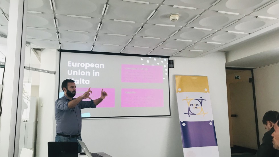 CROSS OVER: Euroskepticizam kao tema četvrte međunarodne aktivnosti