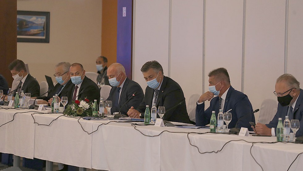 Premijer Plenković sa županima u Gospiću: Nastavljamo raditi na decentralizaciji