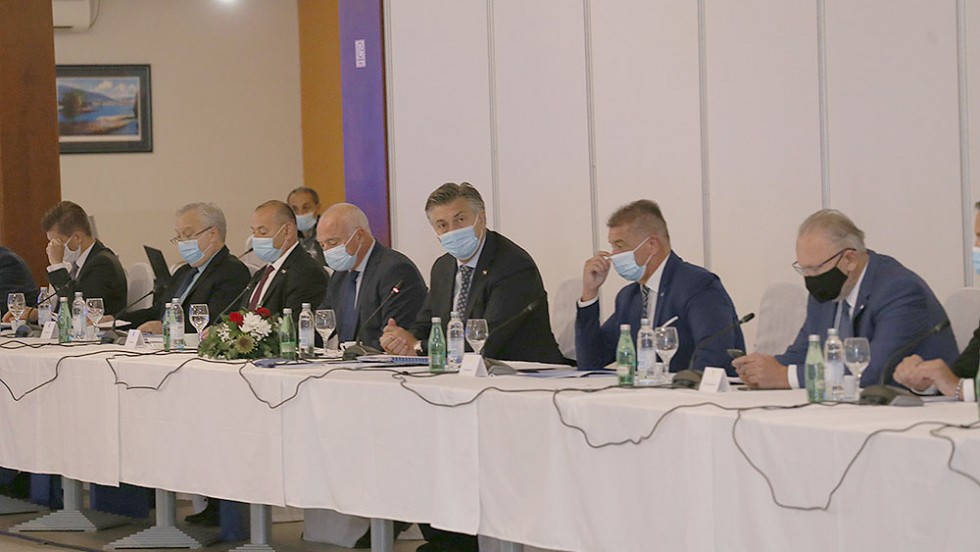 Premijer Plenković sa županima u Gospiću: Nastavljamo raditi na decentralizaciji