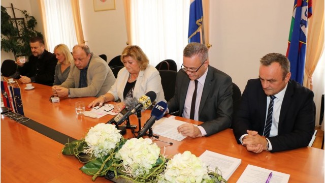 Župan Koren potpisao ugovore za energetsku obnovu škola i nabavu medicinske opreme