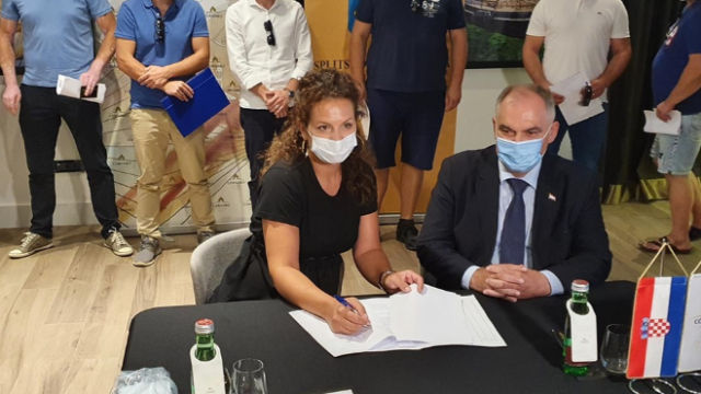Splitsko-dalmatinska županija: Potpisani ugovori s novih 12 korisnika programa "Tu je tvoj dom"